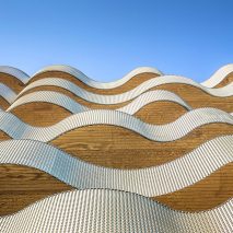 Undulating balconies wrap housing development on Parisian island