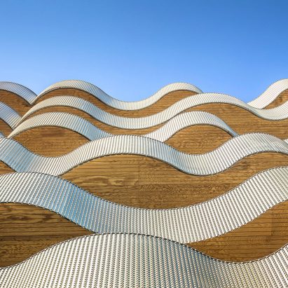 Undulating balconies wrap housing development on Parisian island