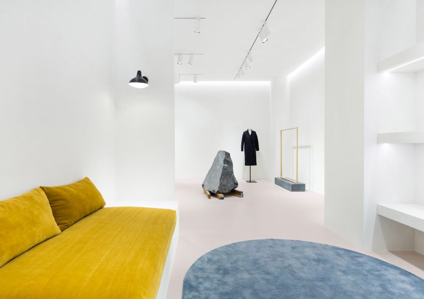 Loreak flagship store by Pensando en Blanco