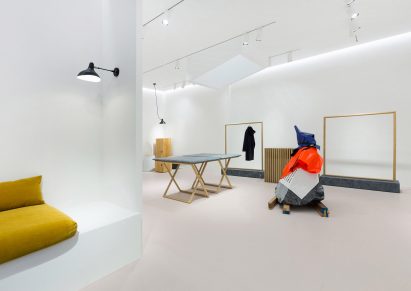 Loreak flagship store by Pensando en Blanco