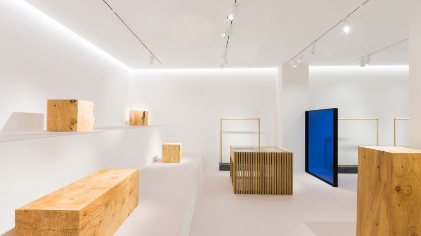 Loreak flagship store by Pensando en Blanco
