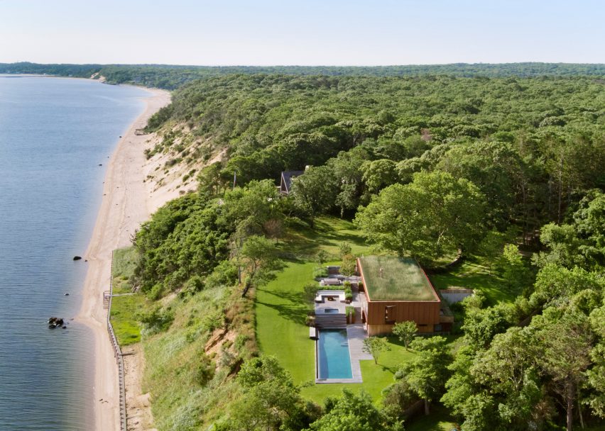 Peconic House by Mapos Studio