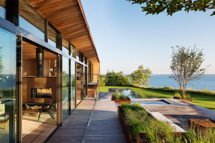 Peconic House by Mapos Studio