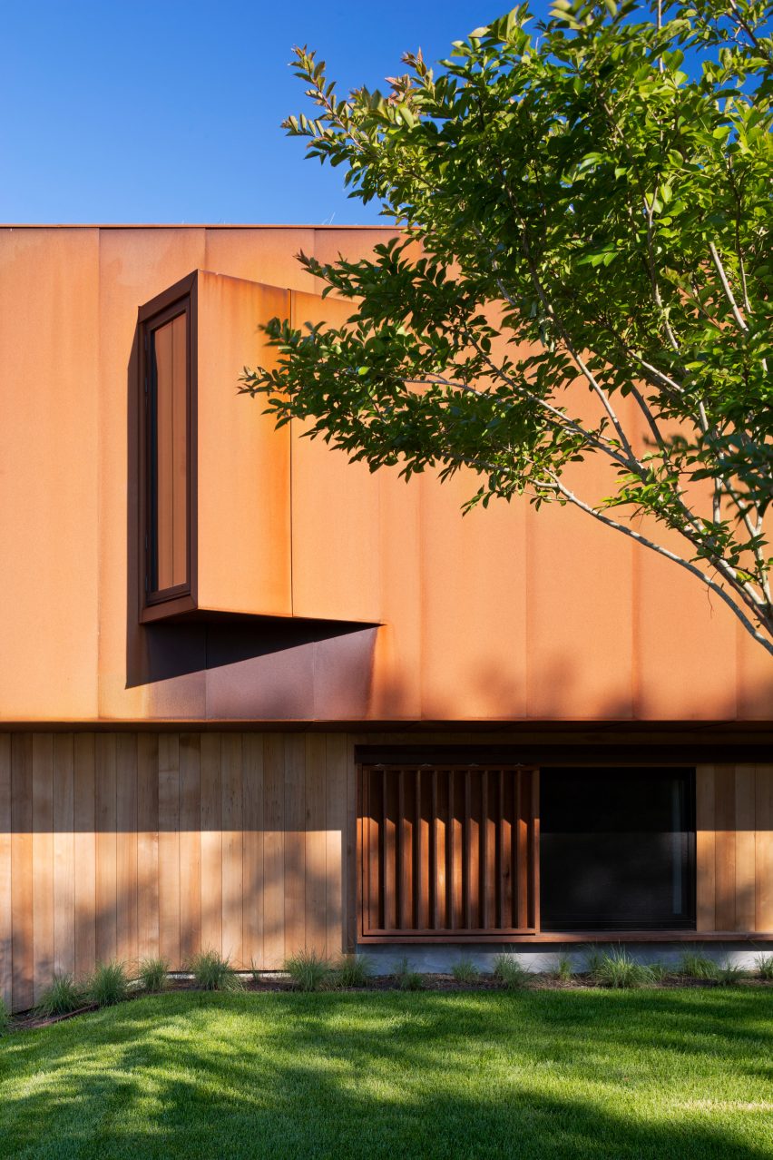 Peconic House by Mapos Studio