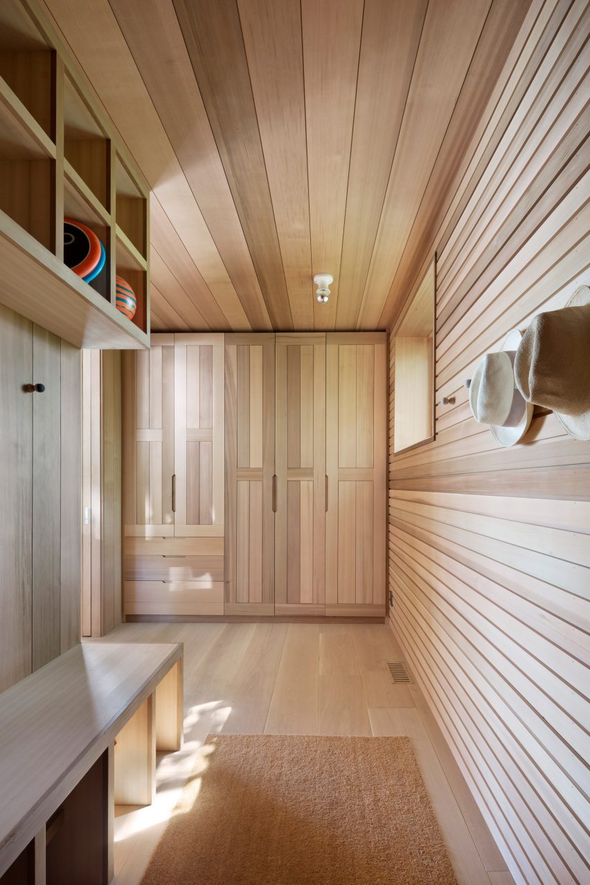 Peconic House by Mapos Studio