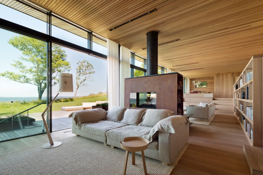 Peconic House by Mapos Studio