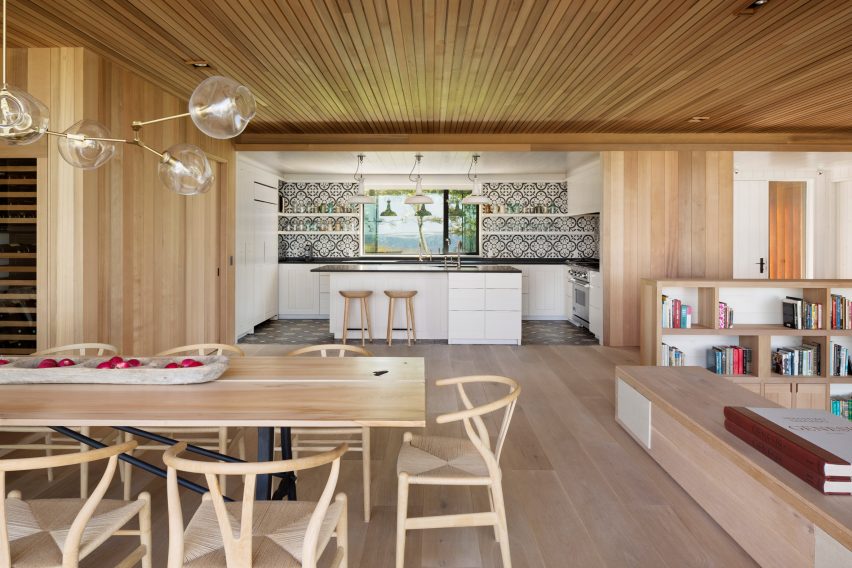 Peconic House by Mapos Studio