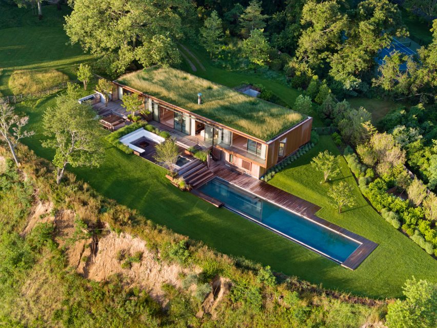Peconic House by Mapos Studio