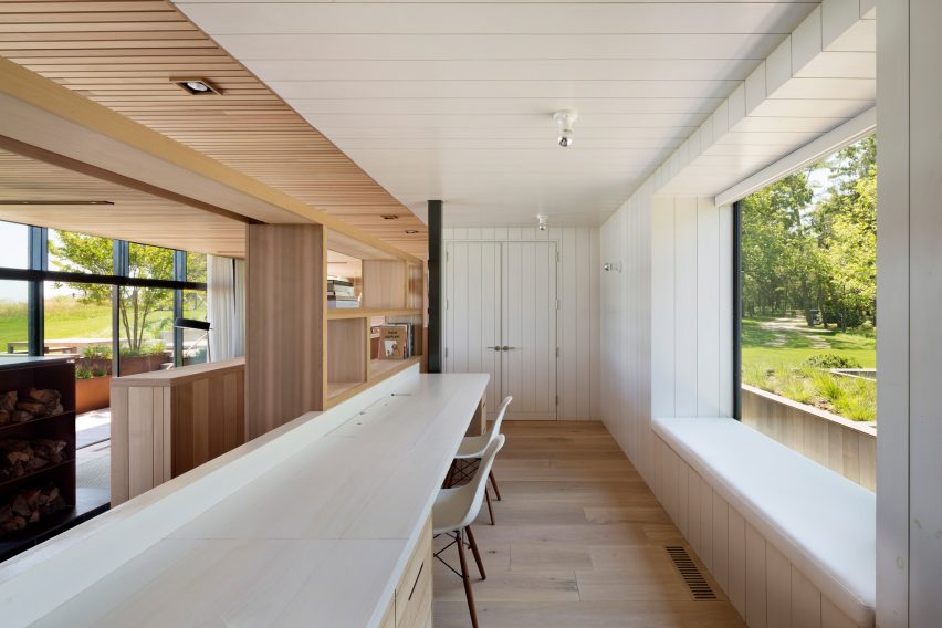 Peconic House by Mapos Studio