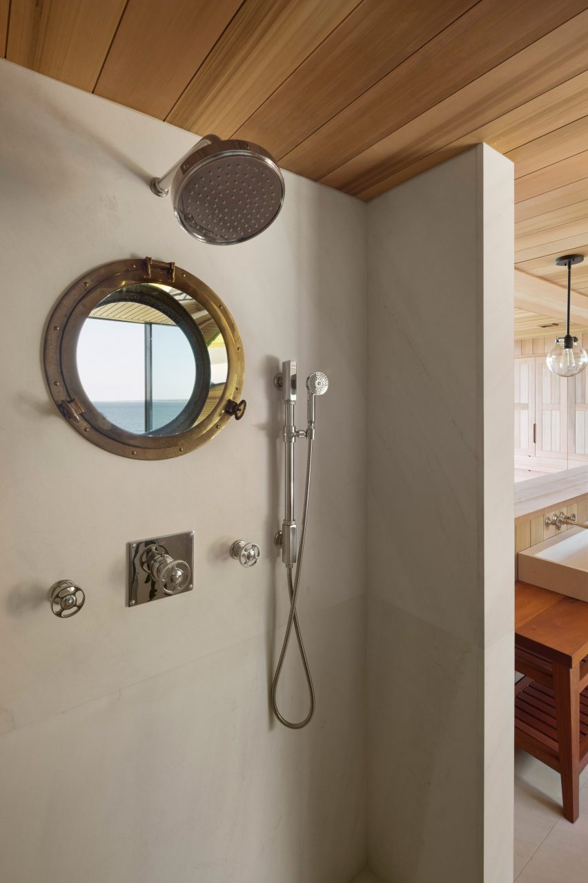 Peconic House by Mapos Studio