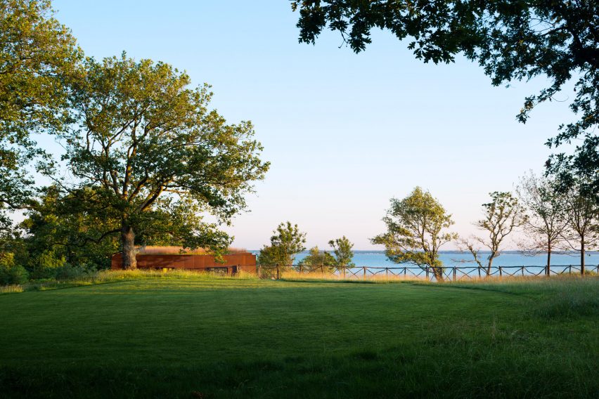 Peconic House by Mapos Studio