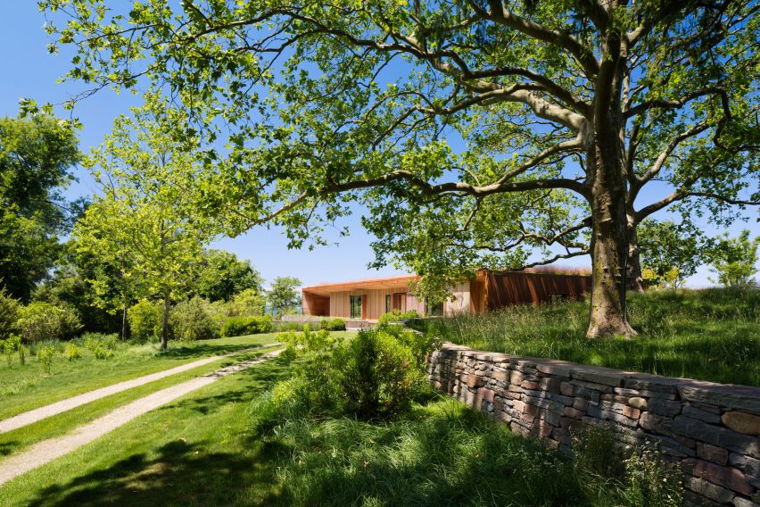 Peconic House by Mapos Studio