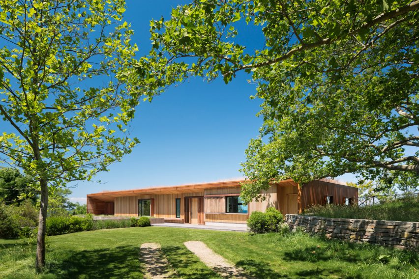 Peconic House by Mapos Studio