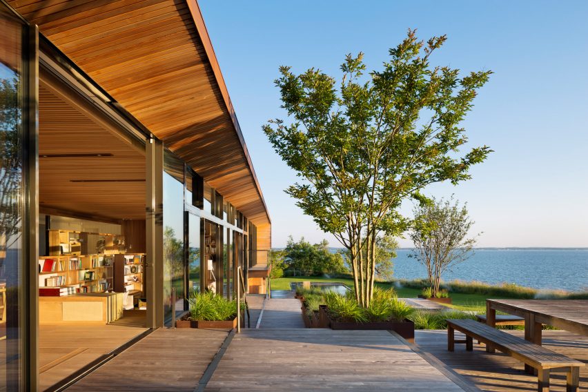 Peconic House by Mapos Studio