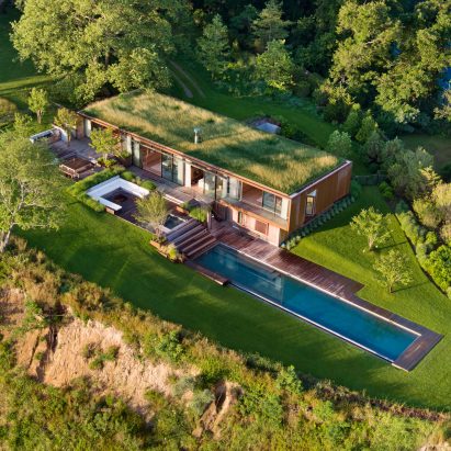Peconic House by Mapos Studio