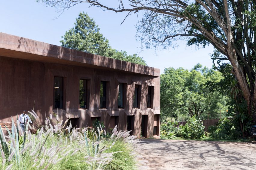 Swiss Embassy in Kenya by Roeoesli Maeder Architekten