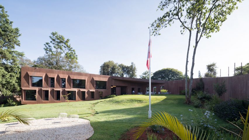 Swiss Embassy in Kenya by Roeoesli Maeder Architekten