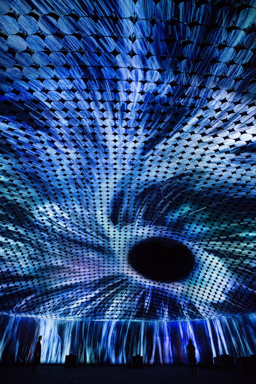 Vortex of Particles by TeamLab