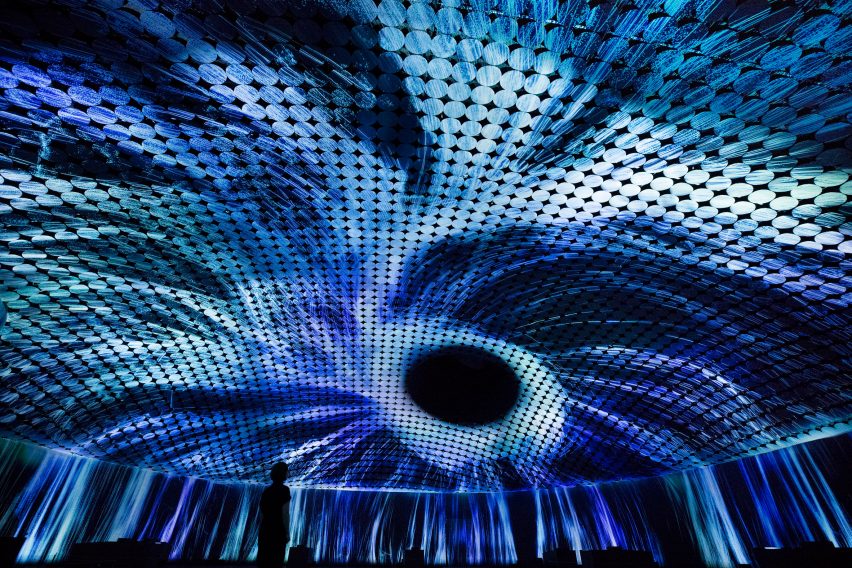 Vortex of Particles by TeamLab