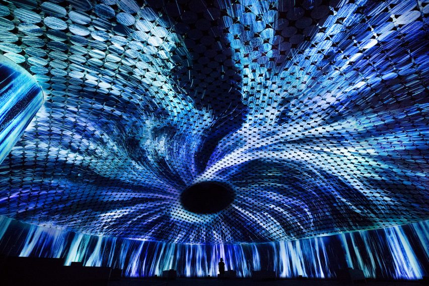Vortex of Particles by TeamLab