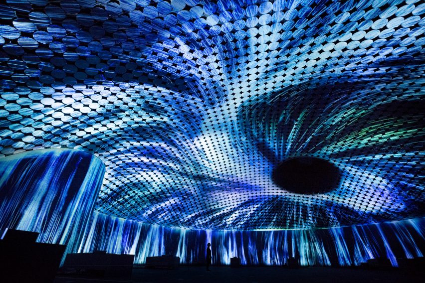 Vortex of Particles by TeamLab