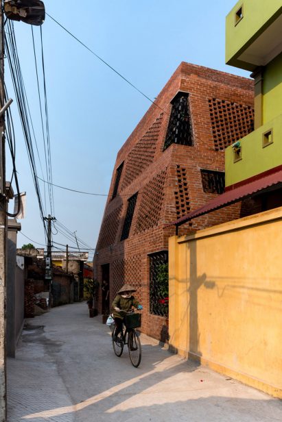 Brick Cave by H&P Architects