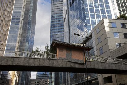 Traditional Korean house installed above busy London street by Do Ho Suh