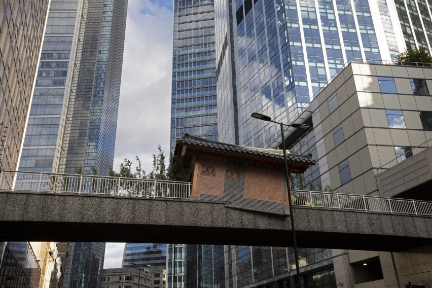 Traditional Korean house installed above busy London street by Do Ho Suh