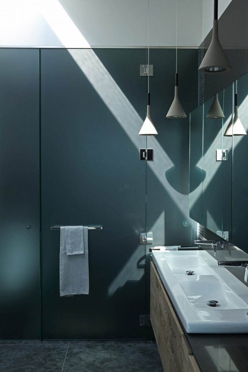 Container House by McLeod Bovell