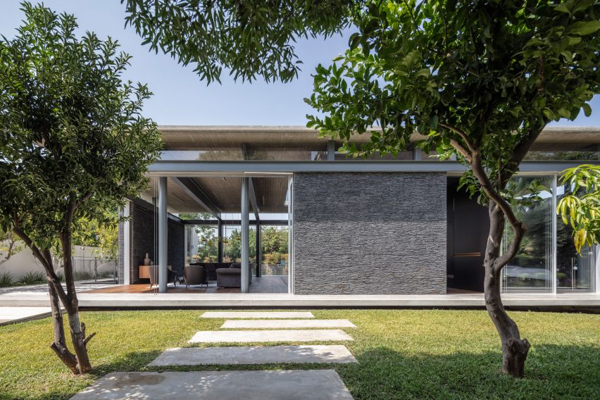 Pavilion House by Pitsou Kedem