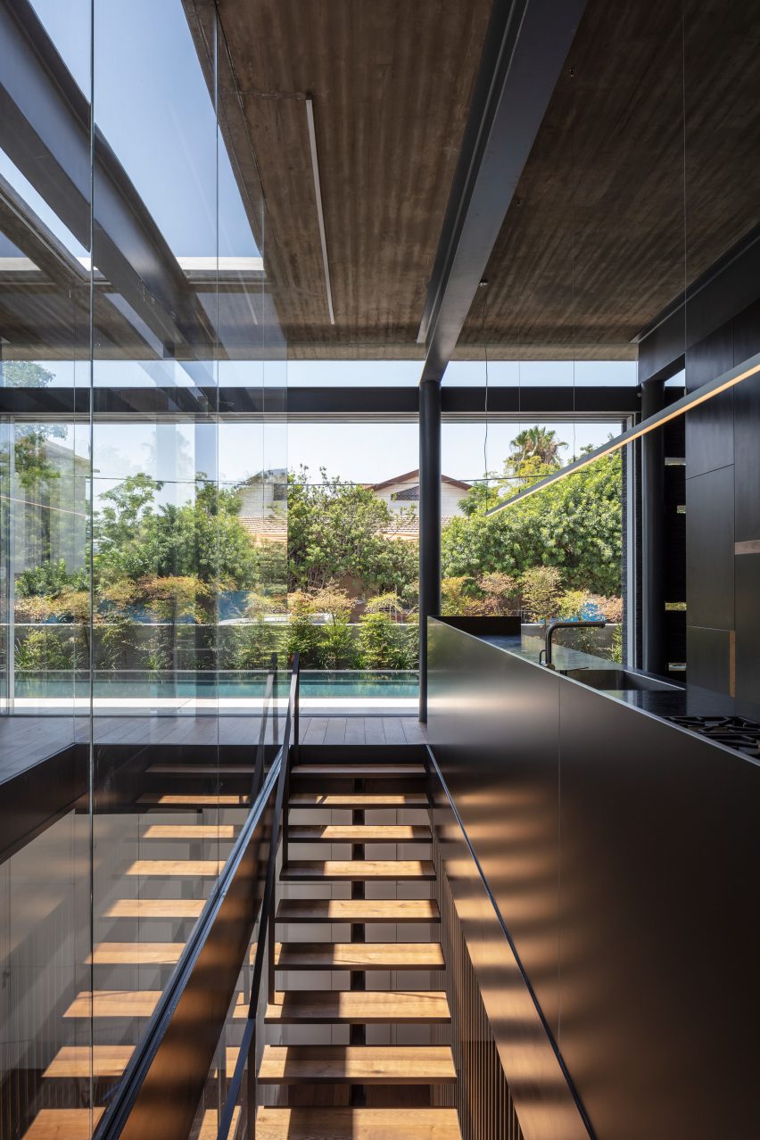 Pavilion House by Pitsou Kedem