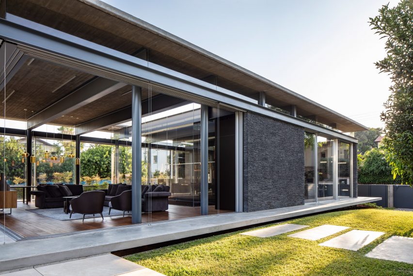 Pavilion House by Pitsou Kedem