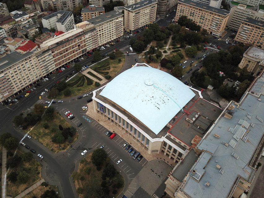Artist paints impermanent white circle around the Romanian National Museum of Art