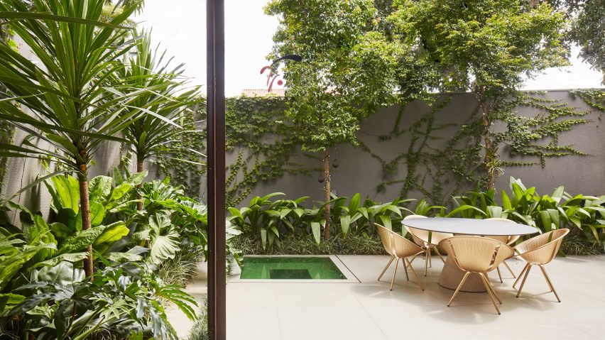 Sliding and pivoting walls open up Box House in São Paulo by FCstudio