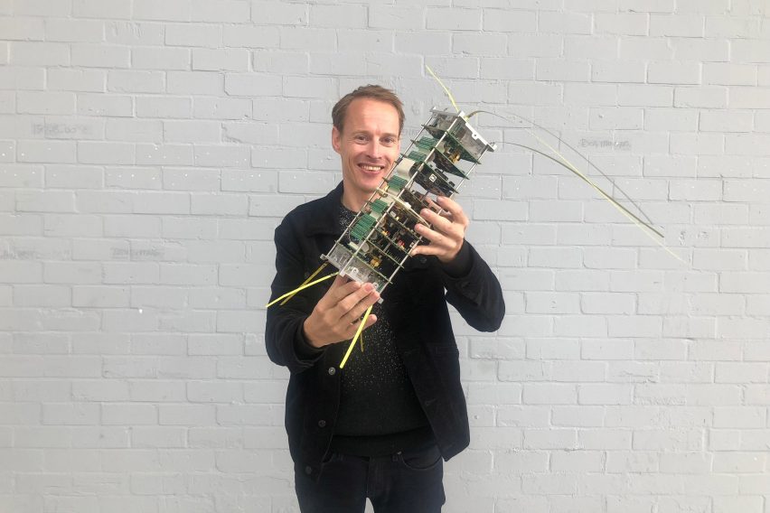 Daan Roosegaarde's UFO-like light installation tracks pieces of space waste in real time