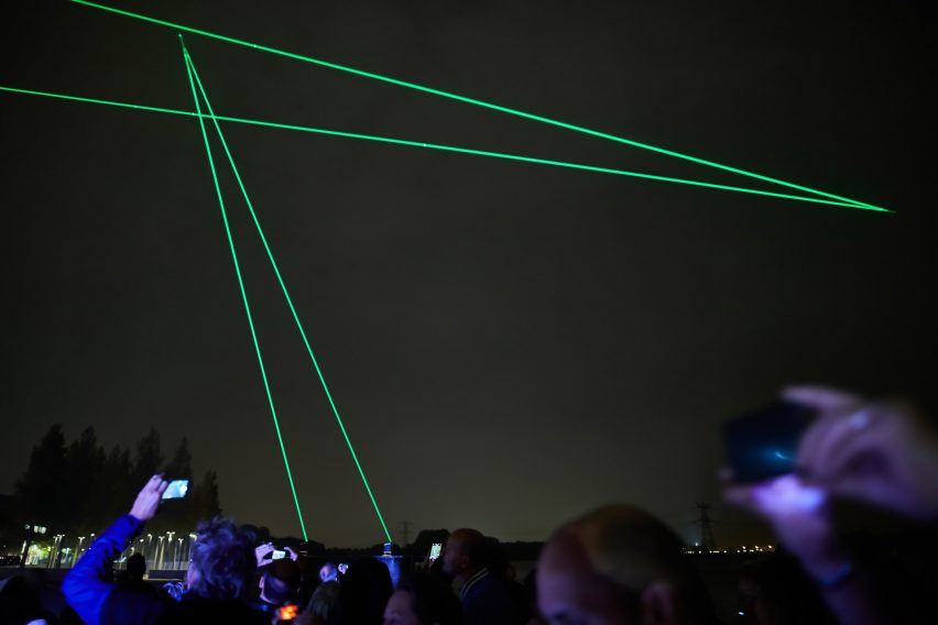Daan Roosegaarde's UFO-like light installation tracks pieces of space waste in real time