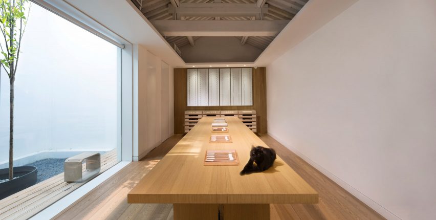 Fan Shop in Beijing by Golucci