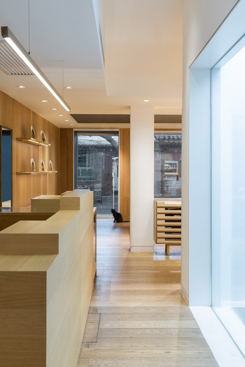 Fan Shop in Beijing by Golucci