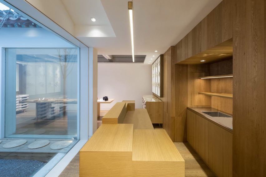 Fan Shop in Beijing by Golucci