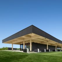 Giant roof tops Montreal golf clubhouse by Architecture49