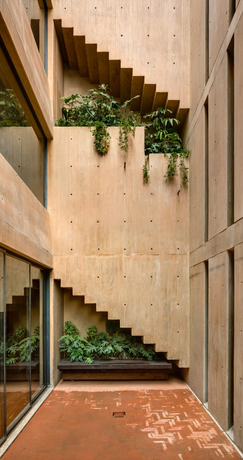 LC710 by Taller Hector Barroso
