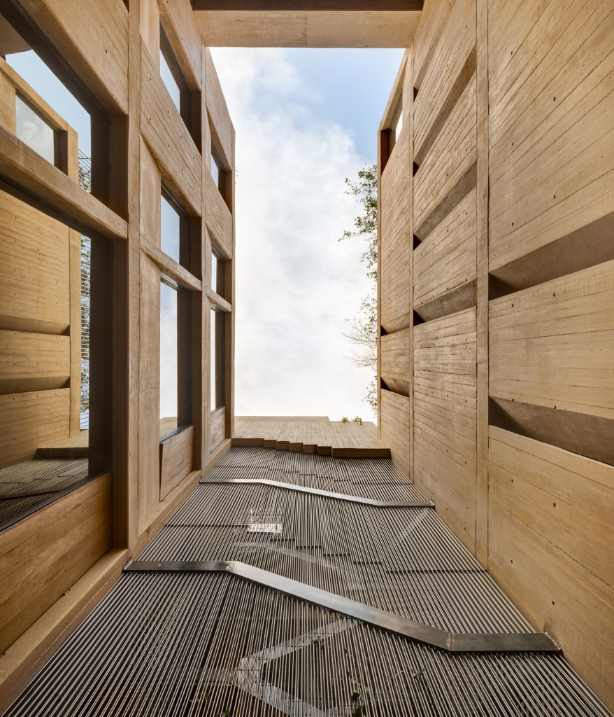 LC710 by Taller Hector Barroso