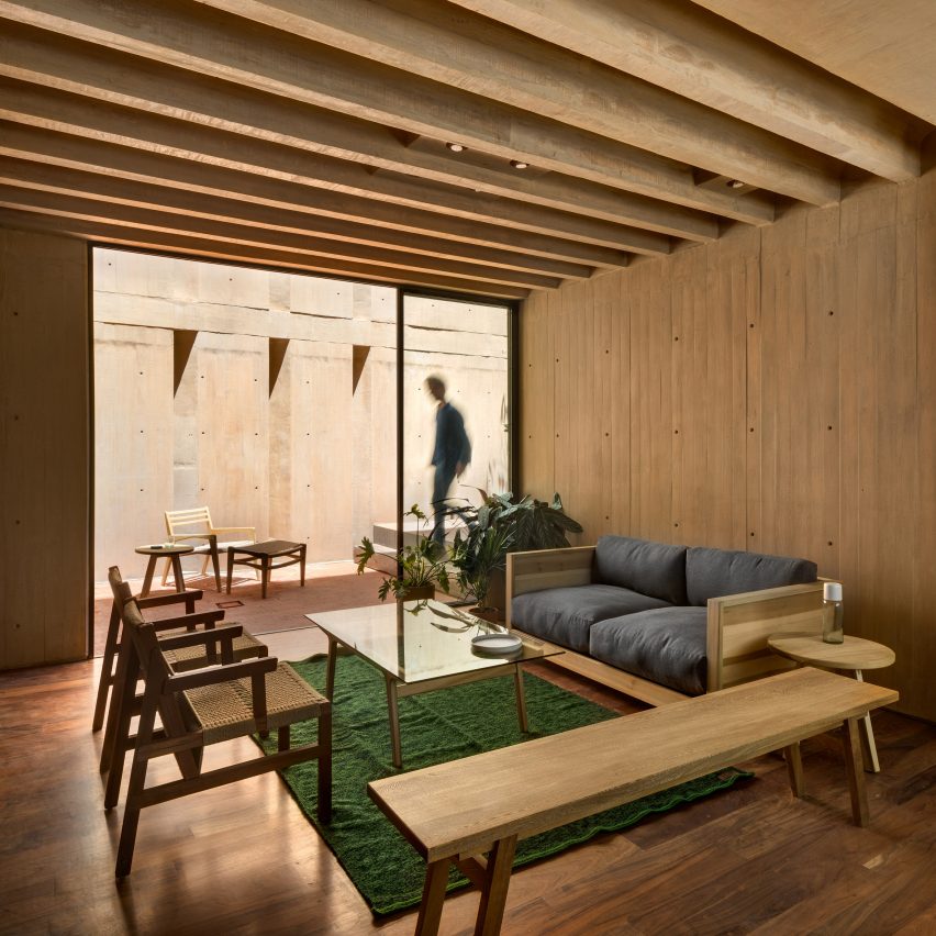 LC710 by Taller Hector Barroso