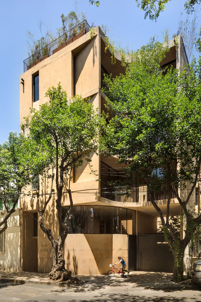LC710 by Taller Hector Barroso