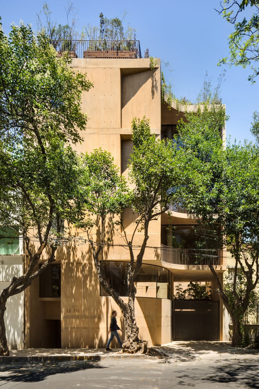 LC710 by Taller Hector Barroso