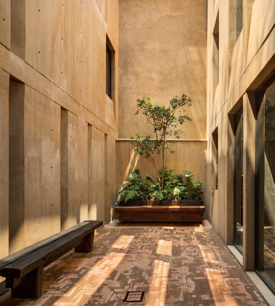 LC710 by Taller Hector Barroso