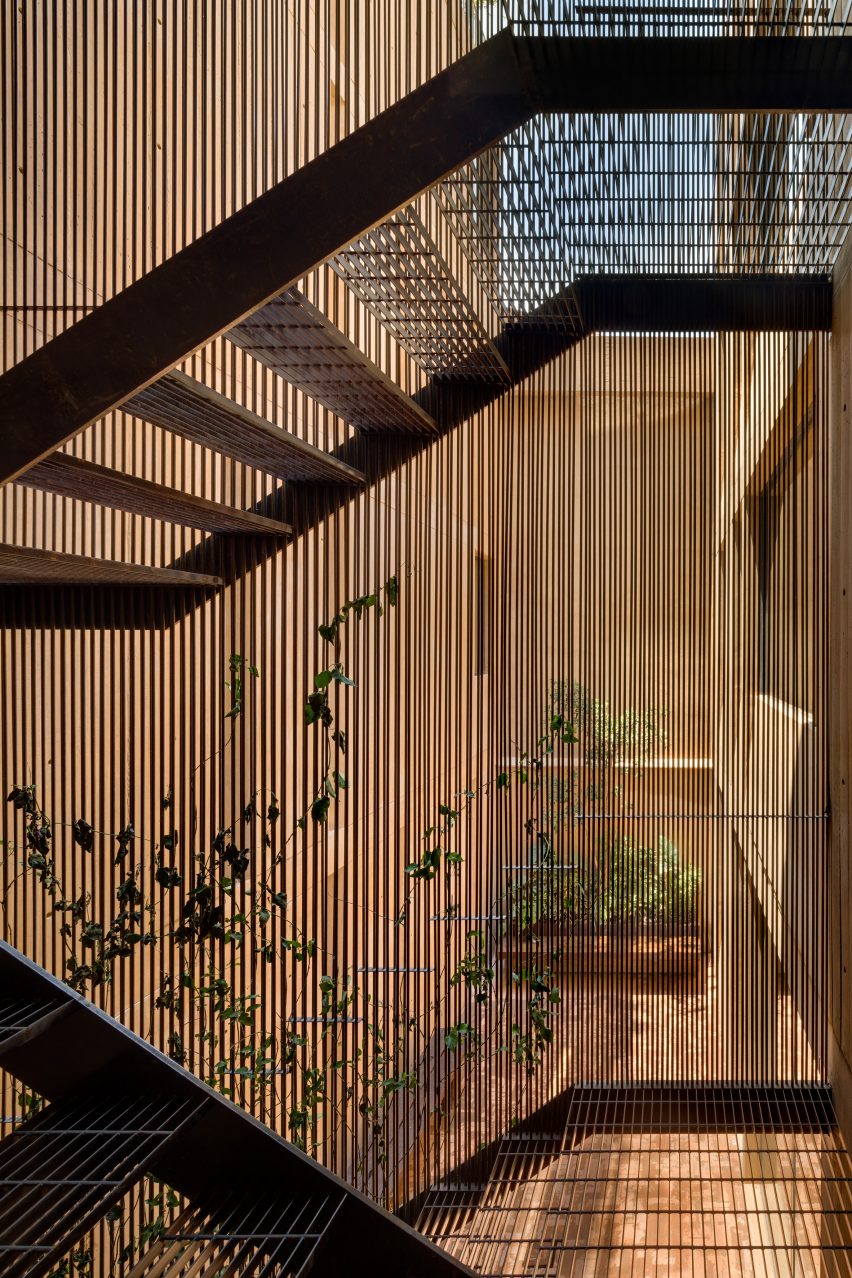LC710 by Taller Hector Barroso