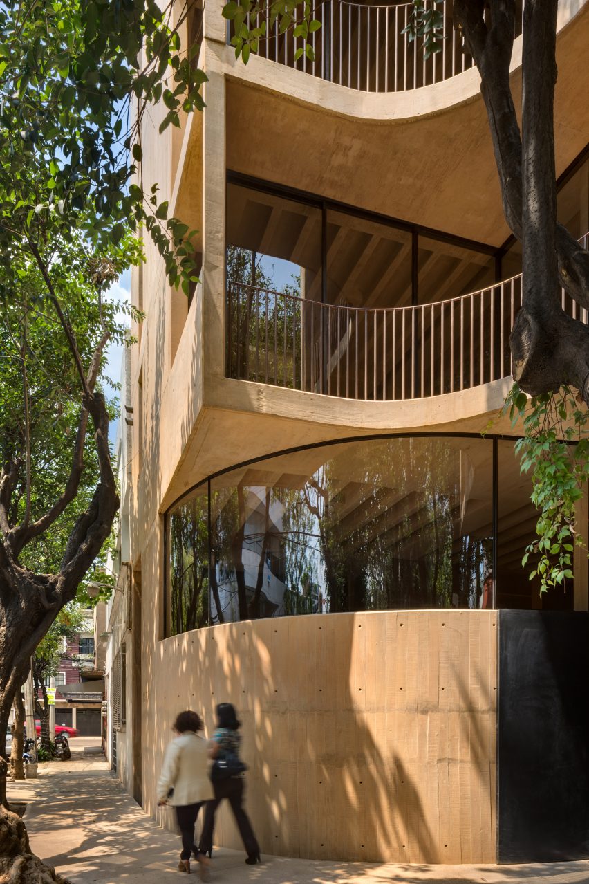 LC710 by Taller Hector Barroso