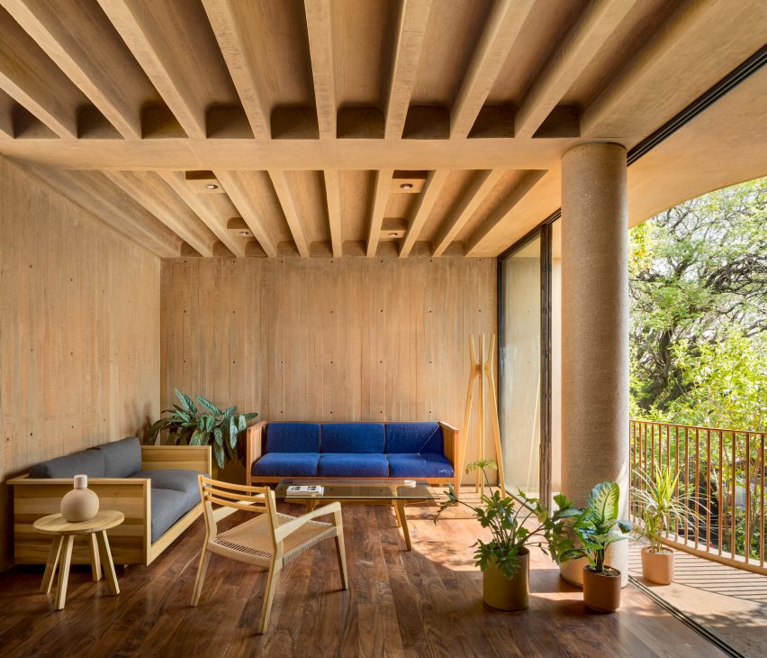 LC710 by Taller Hector Barroso