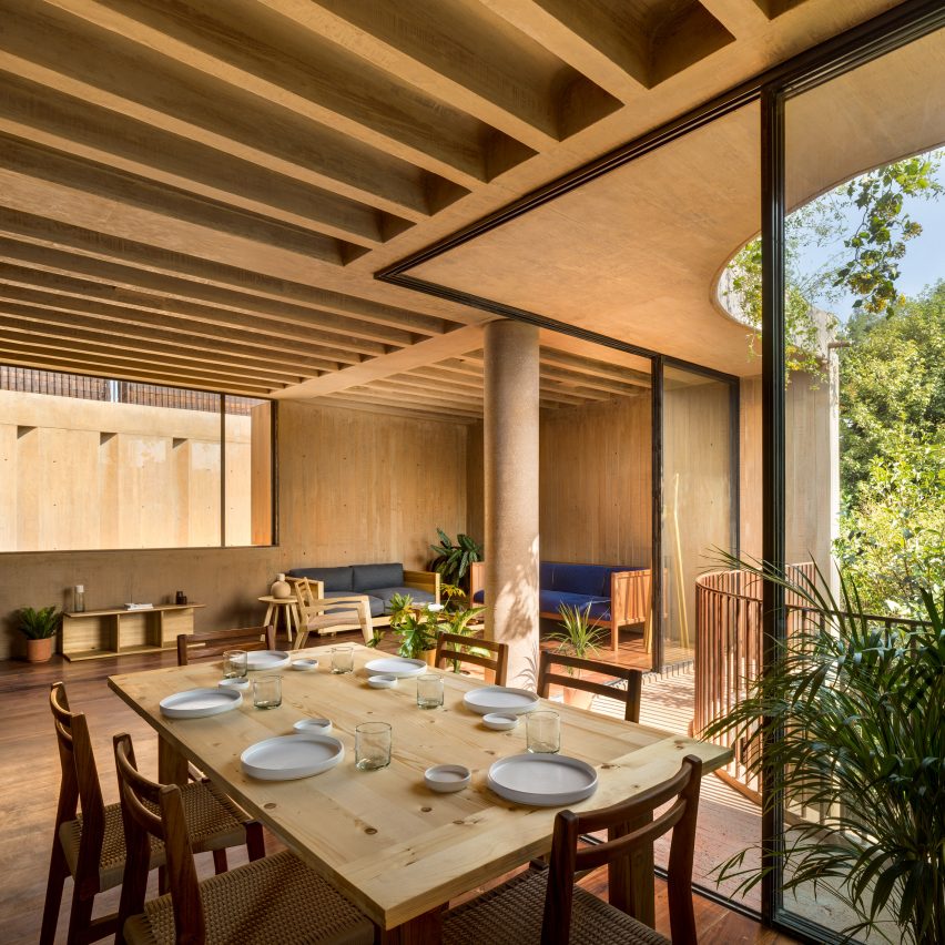 LC710 by Taller Hector Barroso